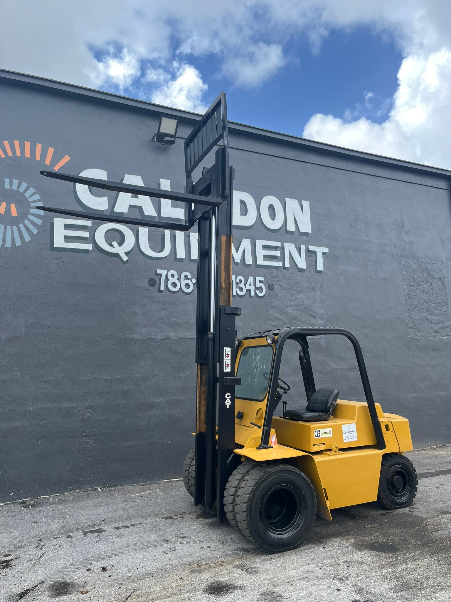 CAT V80D Pneumatic Forklift 2 Stage 8,000lb